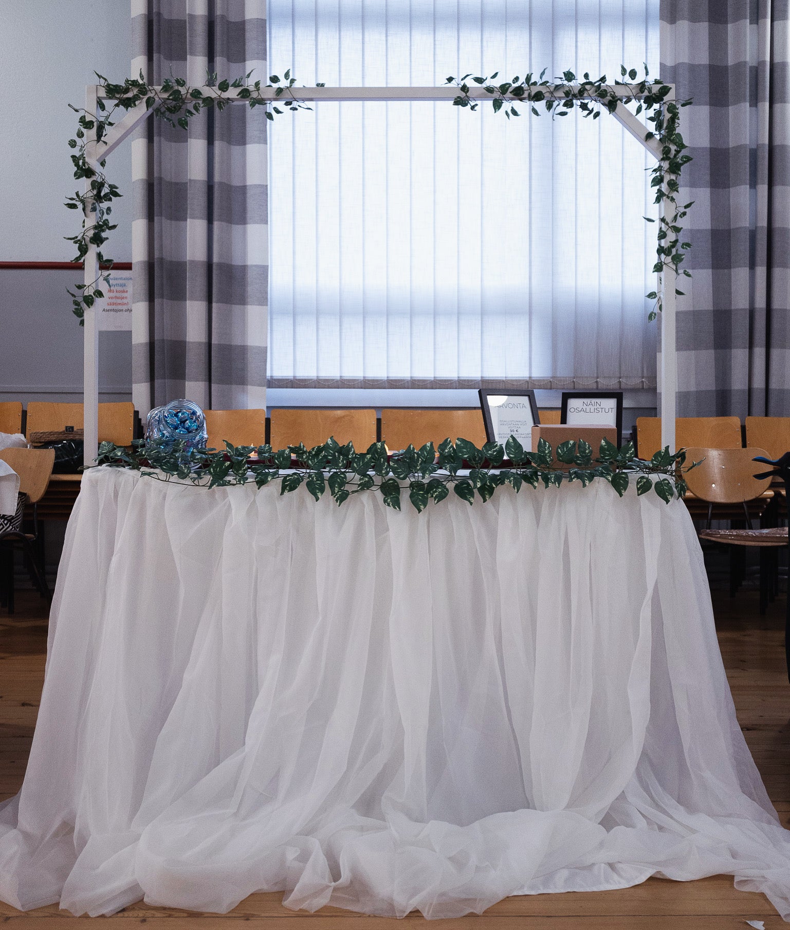 Vuokrattava juhlakaari. Suuri hääkaari. Soveltuu myös kuvausseinäksi