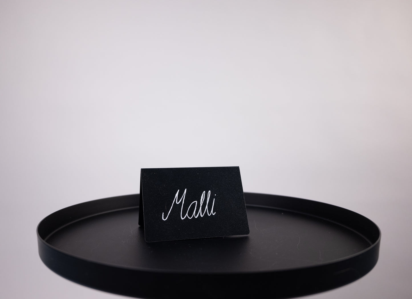 Pienet mustat kyltit (10 cm x 7 cm) – täydelliset buffet-pöytään tai nimikylteiksi.