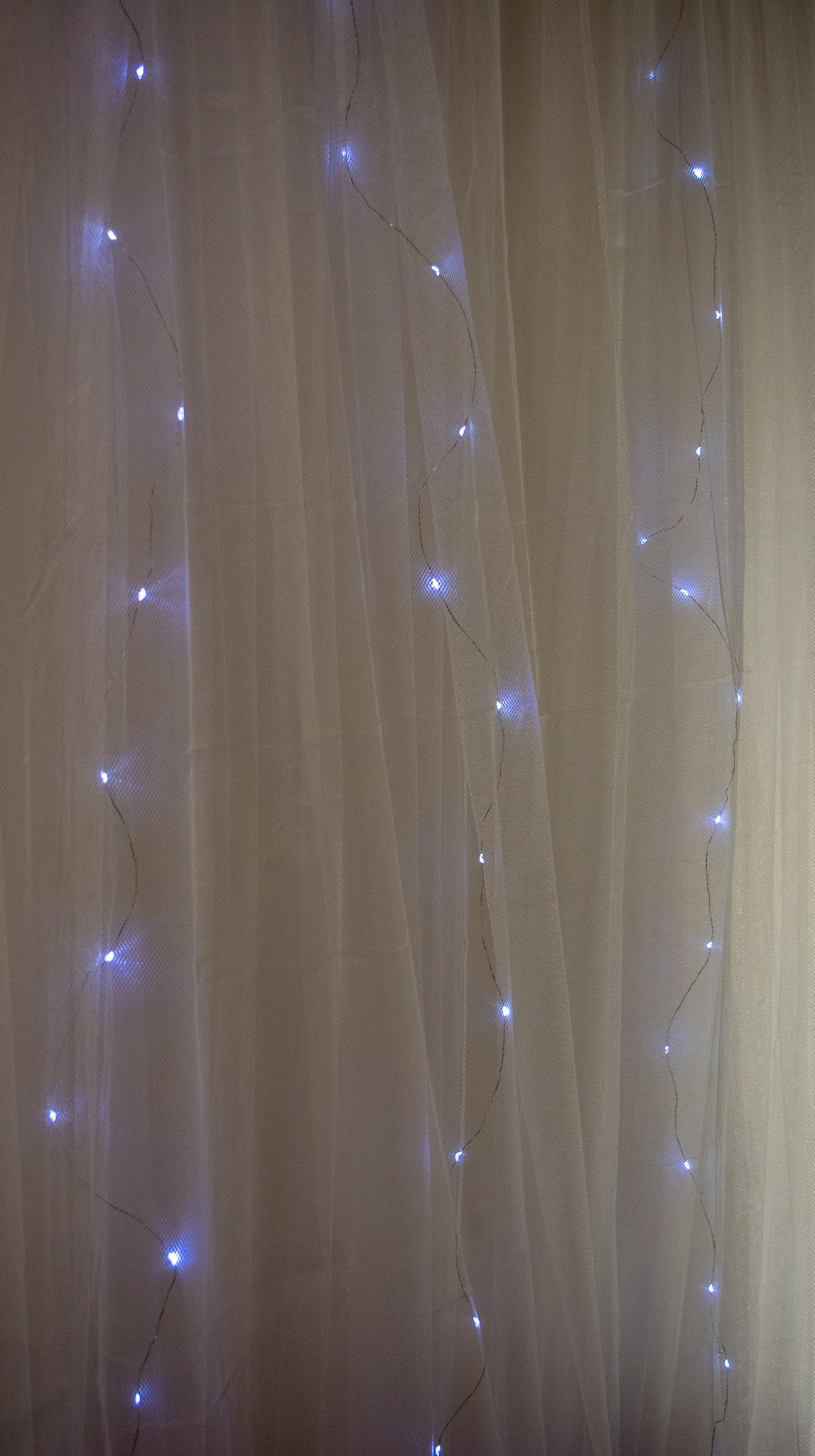 Pistokkeella toimivat kylmän sävyiset valoverhot – useita valoasetuksia ja monikäyttöinen koristelu