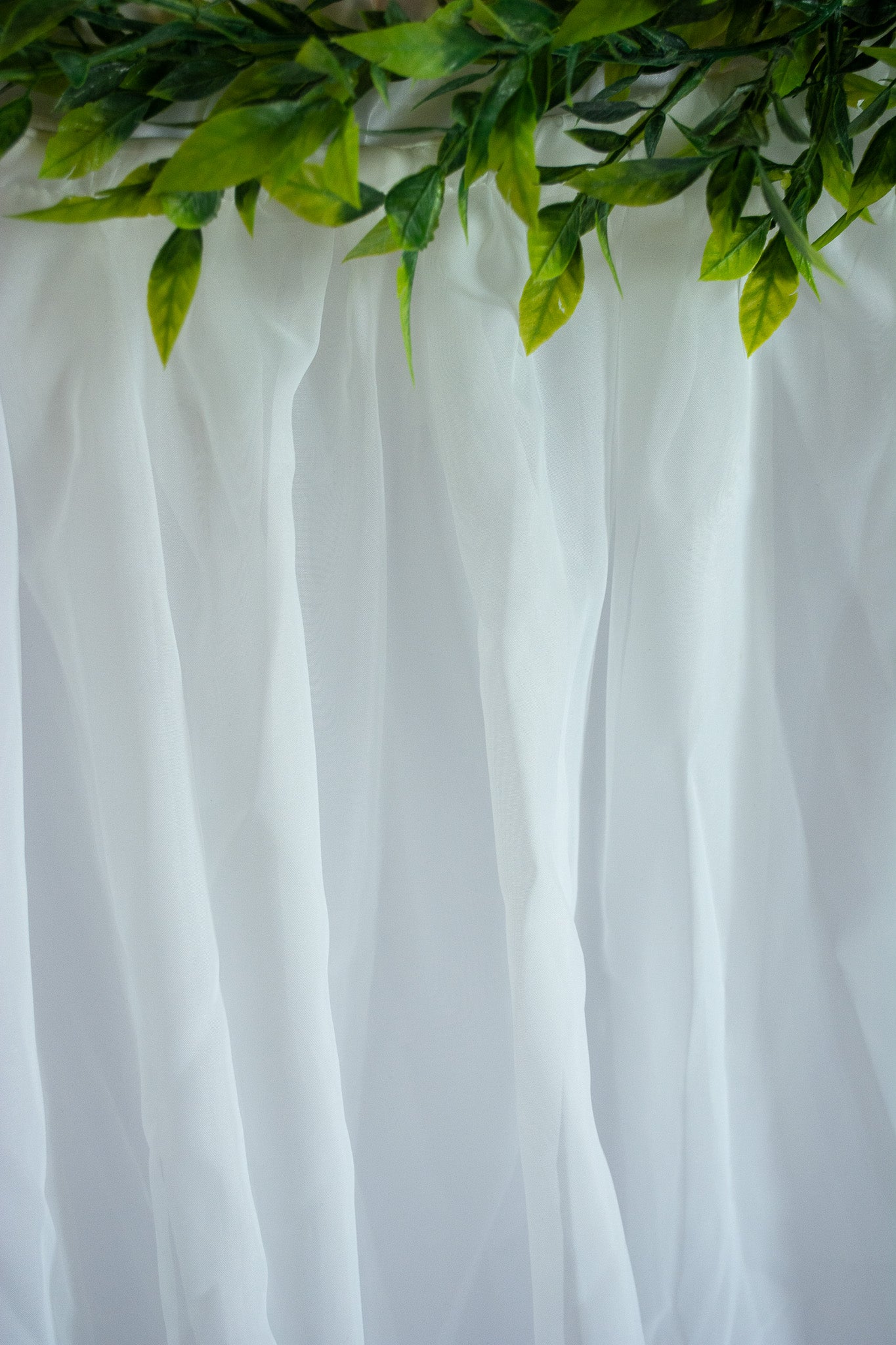 Satiinipöytäliina ja voilee-kankaat – kaunis ja muokattava pöydän somistus