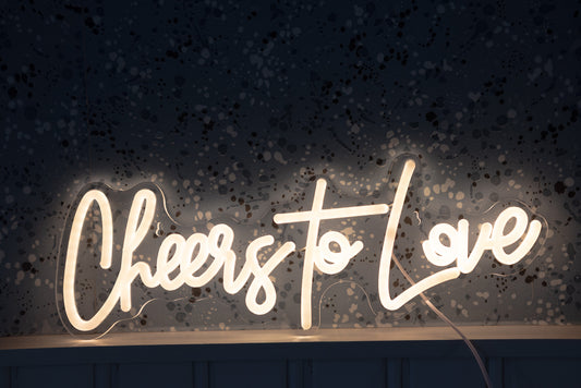 Cheers To Love -tekstillinen LED-valokyltti – säädettävä valo juhlatilan somistukseen.1